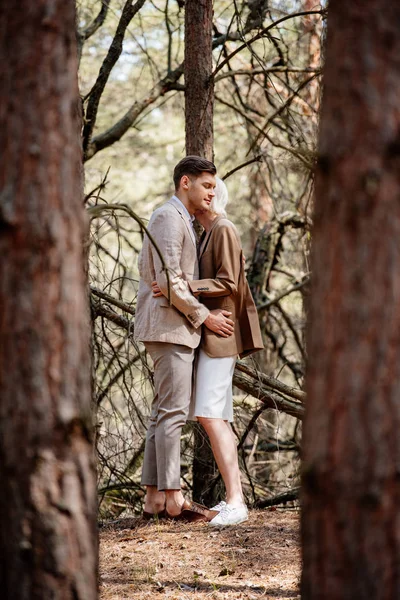 Ormanda Kucaklayan Zarif Çift Tam Uzunlukta Görünümü — Stok fotoğraf