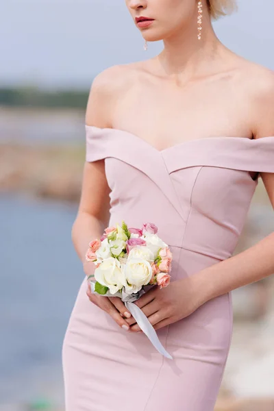 Beskuren Syn Elegant Kvinna Rosa Klänning Holding Bouquet — Stockfoto