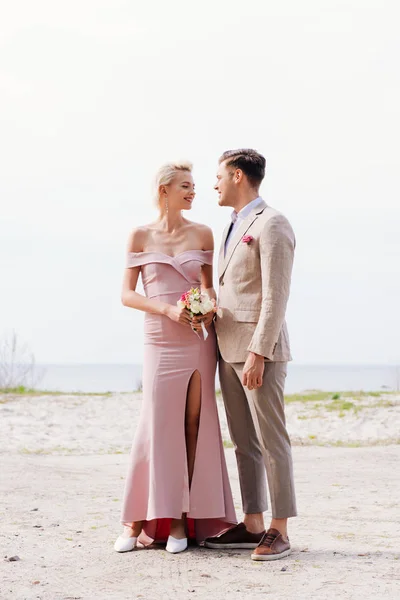 Full Length View Just Married Couple Looking Each Other Smile — Stock Photo, Image