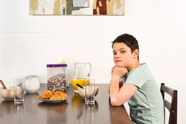 Préadolescent Garçon Assis Table Pendant Petit Déjeuner Regardant Caméra — Photo