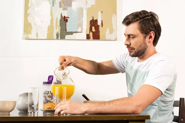 Man Pouring Orange Juice Glass Breakfast Kitchen — Stock Photo, Image