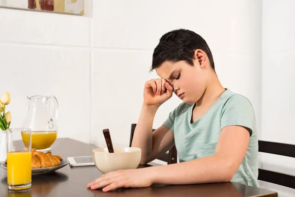 Smutný Chlapec Sedící Stolu Při Snídani Kuchyni — Stock fotografie