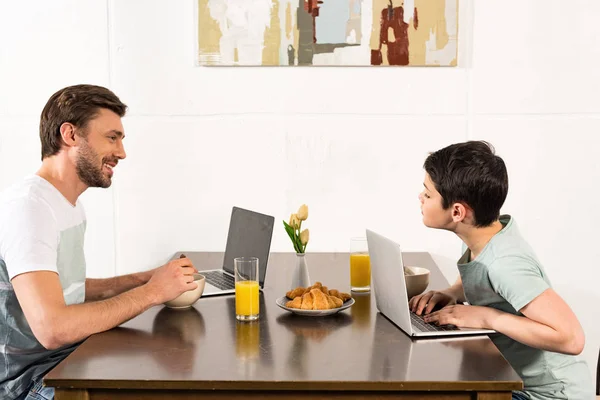 Smiling Father Son Using Laptops Breakfast Kitchen — Stock Photo, Image