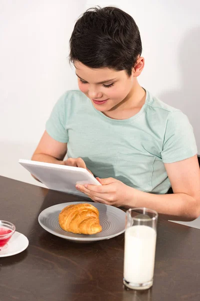 Menino Sorrindo Usando Tablet Digital Durante Café Manhã Cozinha — Fotografia de Stock