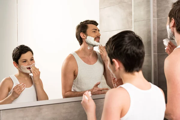 Pai Filho Pré Adolescente Aplicando Espuma Barbear Banheiro — Fotografia de Stock