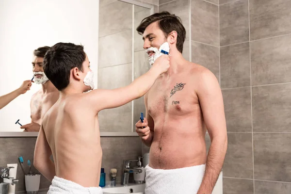 Niño Preadolescente Afeitado Padre Con Afeitadora Mañana Baño — Foto de Stock