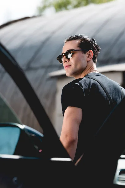 Selective Focus Handsome Stylish Man Sunglasses Posing Car — Stock Photo, Image