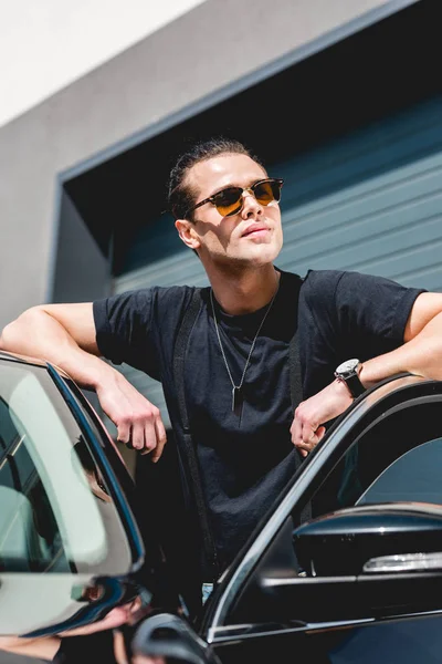 Guapo Hombre Con Estilo Gafas Sol Posando Cerca Coche Mirando — Foto de Stock