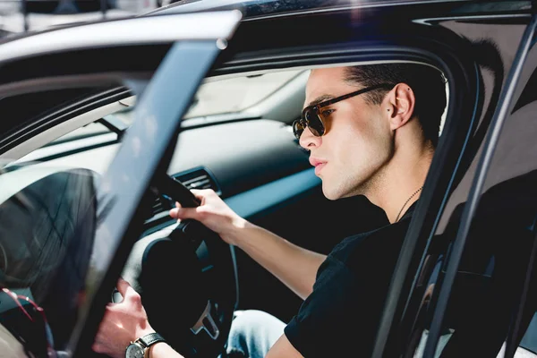 Foco Seletivo Homem Elegante Bonito Óculos Sol Carro Condução — Fotografia de Stock