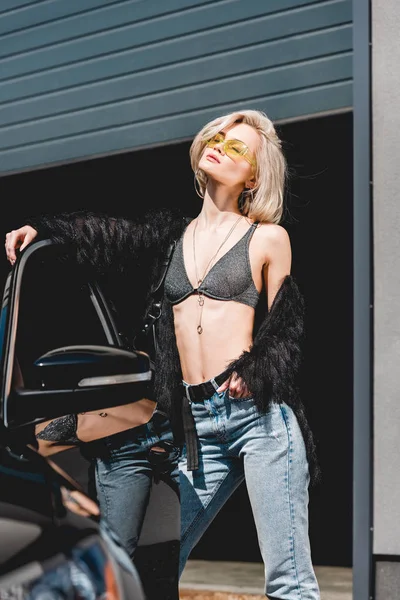 Beautiful Fashionable Young Woman Glasses Posing Car Garage — Stock Photo, Image