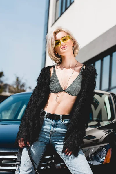 Hermosa Mujer Joven Sexy Moda Gafas Posando Cerca Del Coche — Foto de Stock