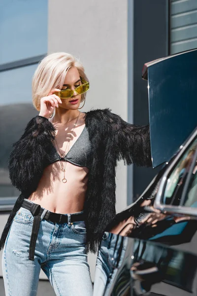 Atractiva Mujer Joven Sexy Moda Gafas Posando Cerca Del Coche — Foto de Stock