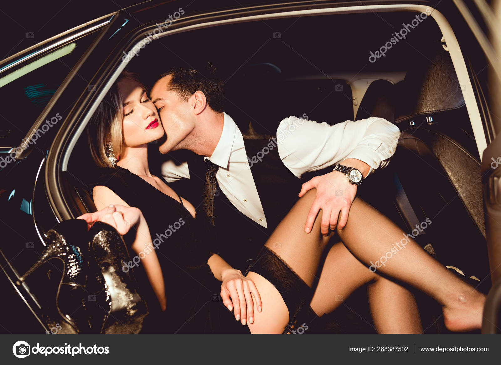 Stylish Handsome Man Hugging Kissing Sexy Girl Stockings Car â€” ÑÑ‚Ð¾ÐºÐ¾Ð²Ð¾Ðµ Ñ„Ð¾Ñ‚Ð¾