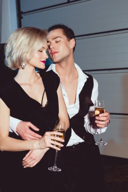 güzel moda genç kadın ve şampanya bardakları ile yakışıklı adam