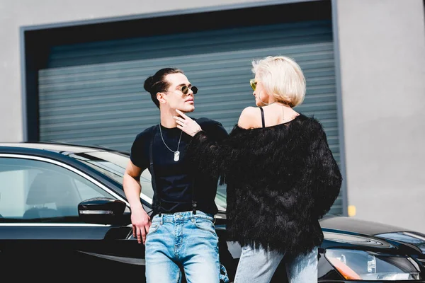 Belo Casal Elegante Posando Perto Carro Preto Garagem — Fotografia de Stock