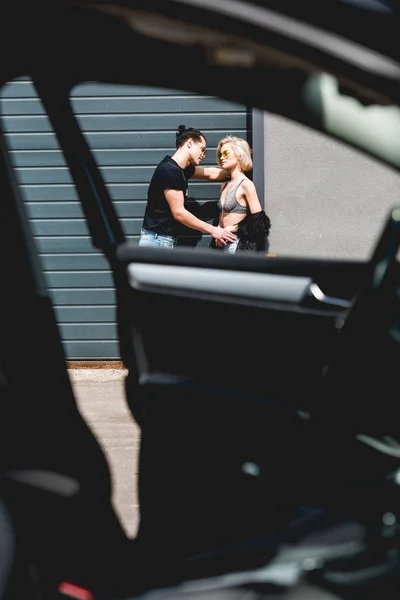 Foco Seletivo Homem Elegante Bela Menina Posando Perto Porta Garagem — Fotografia de Stock