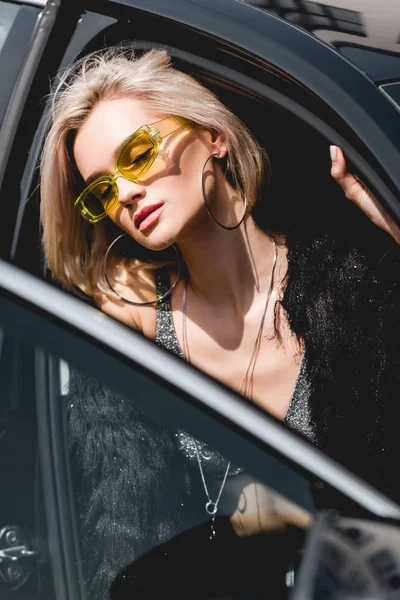 Vackra Fashionabla Sexig Ung Kvinna Glasögon Poserar Bilen Med Slutna — Stockfoto