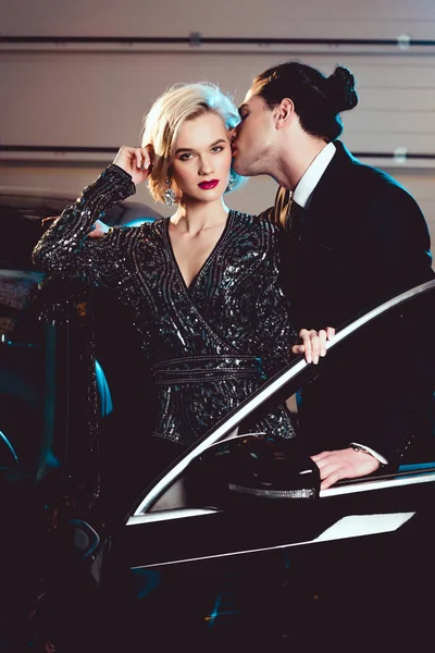 スタイリッシュな男は車の近くに美しい魅惑的な女性にキス — ストック写真