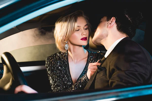 Hombre Elegante Hermosa Mujer Joven Sensual Ropa Formal Sentado Coche — Foto de Stock