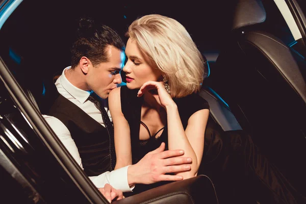 Handsome Stylish Man Embracing Kissing Fashionable Young Woman Car — Stock Photo, Image