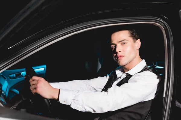 Hombre Elegante Guapo Ropa Formal Sentado Coche Mirando Cámara —  Fotos de Stock