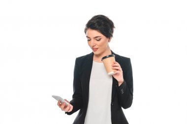 akıllı telefon kullanarak güzel karışık Yarış iş kadını ve beyaz izole tek kullanımlık fincan kahve içme