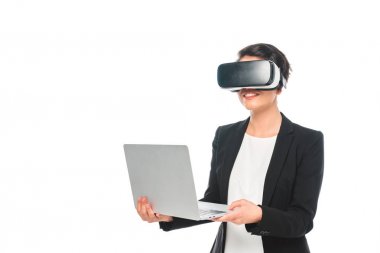 beyaz izole sanal gerçeklik kulaklık kullanarak gülümseyen karışık Yarış iş kadını