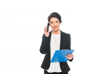 panosu tutarken akıllı telefon konuşuyor çekici karışık Yarış işkadını ve beyaz izole kamera bakıyor