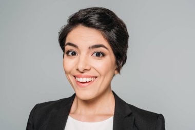 gri izole kamera gülümseyen güzel karışık ırk iş kadını portresi
