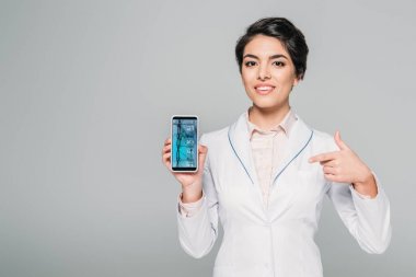 gri izole ekranda DNA testi ile akıllı telefon parmak ile işaret gülümseyen karışık yarış doktoru