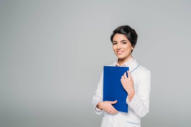 gri izole kamera gülümserken pano tutan oldukça karışık yarış doktoru