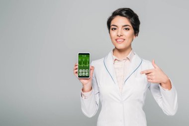 gri izole ekranda kalp atışı oranı uygulaması parmak ile işaret gülümseyen karışık yarış doktoru