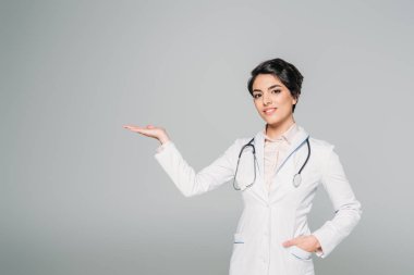 gri izole kamera bakarken el ile işaret oldukça karışık Yarış doktoru
