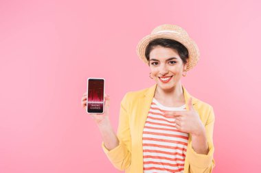 pembe izole ekranda ticaret kursları uygulaması ile akıllı telefon parmak ile işaret neşeli karışık yarış kadın