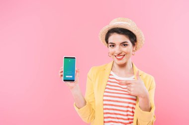 Kiev, Ukrayna - 24 Nisan 2019: Ekran pembe izole Twitter uygulaması ile akıllı telefon gösteren Pretty karışık yarış kadın.