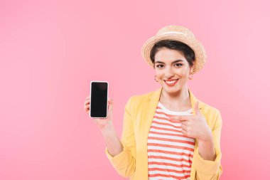 pembe izole boş ekran ile akıllı telefon parmak ile işaret güzel karışık yarış kız