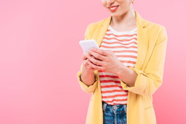 pembe izole akıllı telefon kullanarak karışık ırk kadın kırpılmış çekim