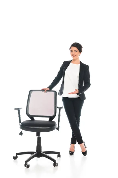 Χαμογελαστή Ανάμεικτη Φυλή Επιχειρηματίας Στέκεται Κοντά Καρέκλα Γραφείου Λευκό Φόντο — Φωτογραφία Αρχείου