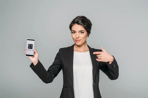 乌克兰 2019年4月24日 漂亮的混血女女指指智能手机与优步应用程序在屏幕上隔离灰色 — 图库照片
