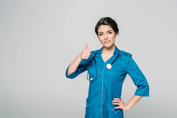 Bastante Mixto Médico Carrera Mostrando Pulgar Hacia Arriba Mientras Posando — Foto de Stock