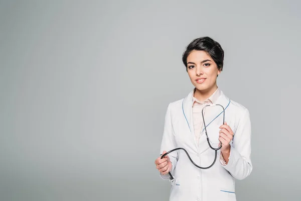 Cantik Ras Dokter Dengan Stetoskop Melihat Kamera Terisolasi Abu Abu — Stok Foto