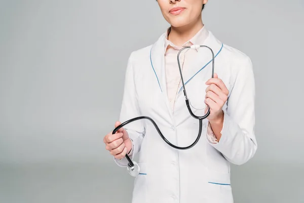 Visão Parcial Médico Raça Mista Segurando Estetoscópio Fundo Cinza — Fotografia de Stock