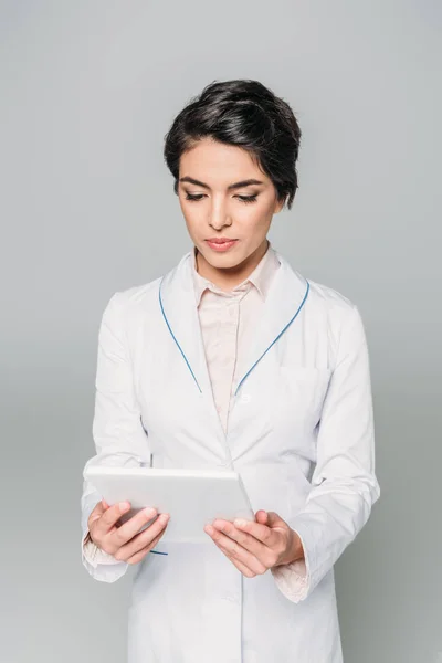 Médico Raça Mista Atencioso Casaco Branco Usando Comprimido Digital Isolado — Fotografia de Stock