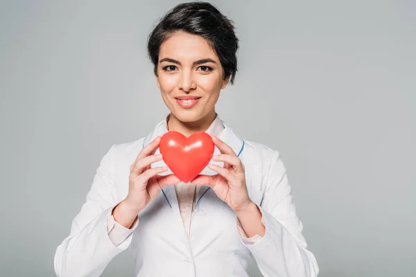 Medic Rasă Mixtă Veselă Care Ține Modelul Inimii Timp Zâmbește — Fotografie, imagine de stoc