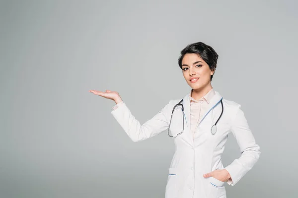 Bastante Mixto Médico Carrera Apuntando Con Mano Mientras Mira Cámara — Foto de Stock