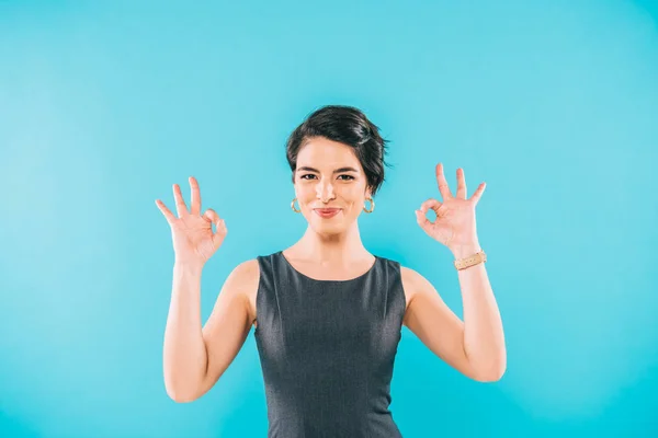 Vrolijke Mixed Race Vrouw Toont Gebaar Terwijl Glimlachend Camera Geïsoleerd — Stockfoto