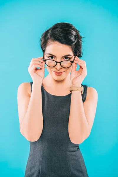 Bela Mulher Negócios Mista Tocando Óculos Enquanto Olha Para Câmera — Fotografia de Stock
