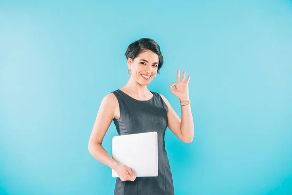 Sonriente Mixta Mujer Negocios Sosteniendo Ordenador Portátil Saludando Mano Mientras —  Fotos de Stock