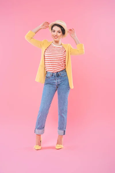 Aantrekkelijke Gemengde Race Vrouw Heldere Kleding Poseren Camera Roze Achtergrond — Stockfoto