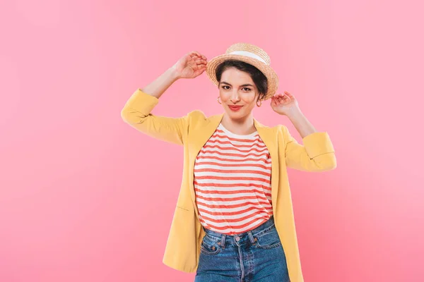 Hermosa Chica Raza Mixta Tocando Sombrero Paja Mientras Mira Cámara — Foto de Stock